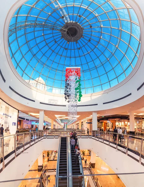 27 November 2019, UAE, Dubai: Panoramic view of the interior of the magnificent Emirates Mall, decorated for the celebration of national day — Stock Photo, Image