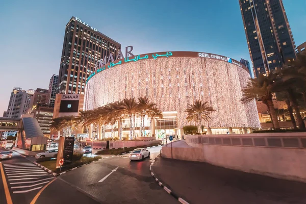 2019. november 27., Uae, Dubai: Megvilágított Marina Mall épület — Stock Fotó