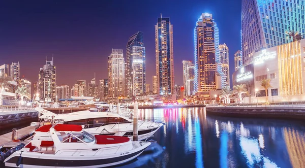 27 Novembro 2019, Emirados Árabes Unidos, Dubai: Estacionamento para iates de luxo e barcos no popular bairro de Dubai Marina — Fotografia de Stock