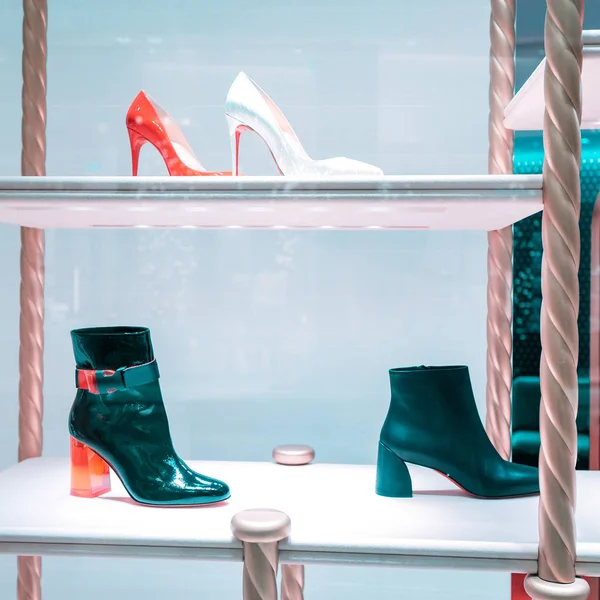 Различные туфли на полке в магазине моды — стоковое фото
