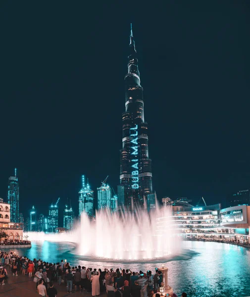 28 November 2019, UAE, Dubai: Evening view of the illuminated tower of Burj Khalifa and a pond with a dancing fountain. Popular and majestic show in Dubai — ストック写真