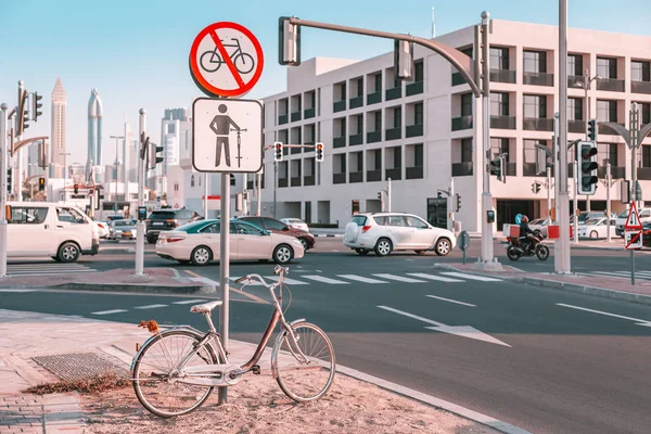 Cartel que prohíbe el movimiento en la carretera en bicicleta — Foto de Stock
