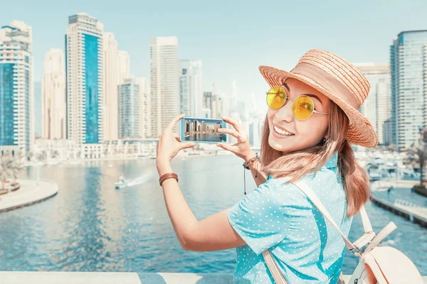 Счастливая азиатская туристка фотографируется в популярном районе Марина в Дубае для своих социальных сетей и блога — стоковое фото