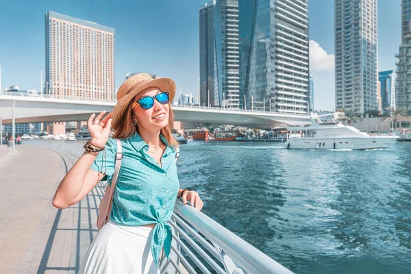 Glückliches asiatisches Mädchen, das auf einer Promenade im Dubai Marina District spaziert. Reisen und Lebensstil in den Vereinigten Arabischen Emiraten — Stockfoto