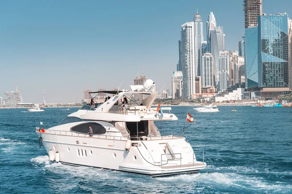 29 Novembro 2019, Emirados Árabes Unidos, Dubai: Barco de cruzeiro transporta turistas em um passeio pela Marina do Dubai — Fotografia de Stock