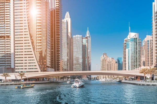 Vista panorâmica do porto de Dubai marina e arranha-céus altos. Destinos turísticos e conceito imobiliário — Fotografia de Stock