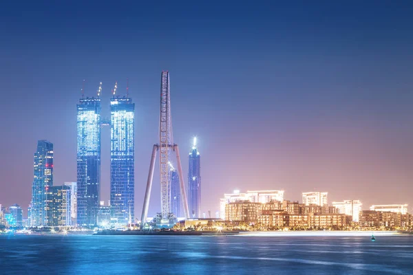 Ilha das águas azuis à noite com a famosa roda gigante do Dubai à noite — Fotografia de Stock