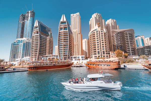 29 november 2019, Uae, Dubai: Cruiseboot vervoert toeristen op een tour door de Dubai Marina — Stockfoto
