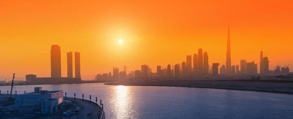 Vista panoramica di tutti i grattacieli dalla baia di Dubai Creek al tramonto ora d'oro. La vita cittadina nel concetto di Emirati Arabi Uniti — Foto Stock