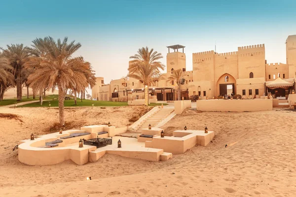 Antiguo pueblo y fortaleza en el desierto cerca de Dubai — Foto de Stock
