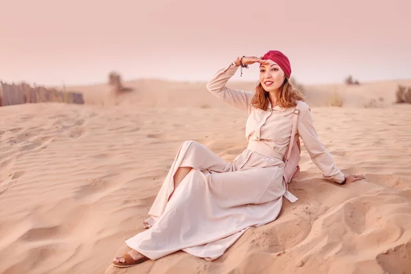 Щаслива жінка з Туреччини подорожує пустелею Сахара. Концепція пригод і життєвого досвіду — стокове фото