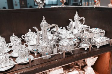 Arap Gümüş Çayı seti hediyelik eşya dükkanında satılıyor.