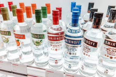 1 Aralık 2019, Dubai, Birleşik Arap Emirlikleri: Mağazada satılık ünlü Smirnoff marka votka ruhu