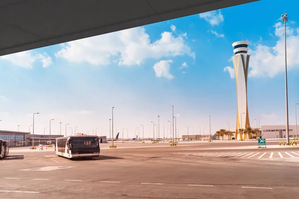 Инфраструктура аэропорта - пассажирский автобус и контрольная вышка — стоковое фото