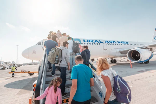 1 Diciembre 2019, Dubai, Emiratos Árabes Unidos: Embarque de pasajeros en un avión de Ural Airlines — Foto de Stock