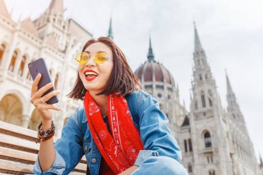 Budapeşte, Macaristan 'da internet üzerinden akıllı telefondan konuşan Asyalı kadın.