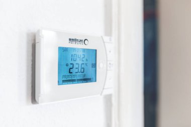 19 Mayıs 2018, Berlin, Almanya: bir konut binasının duvarındaki iklim kontrol paneli. HVAC ve elektronik akıllı ev konsepti