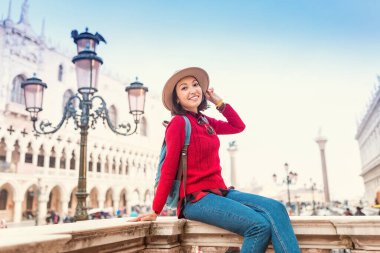 Mutlu gezgin kız öğrenci Venedik 'teki San Marco meydanında hayatın tadını çıkarıyor. Coronavirus kilitleme kavramından sonra seyahat ve yaşam tarzı
