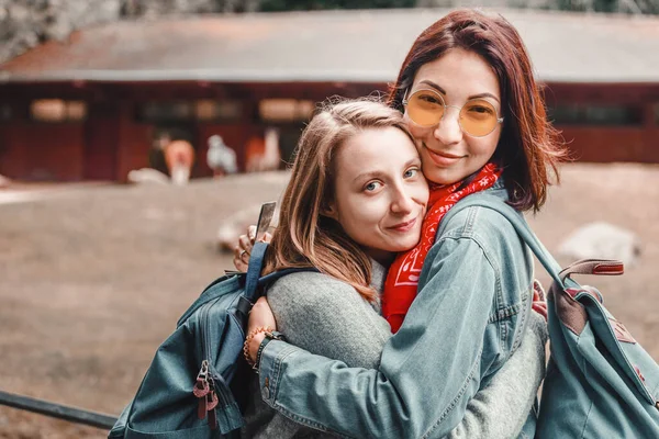 Twee Meisjes Vrienden Van Een Student Lopen Rond Dierentuin Kijken — Stockfoto