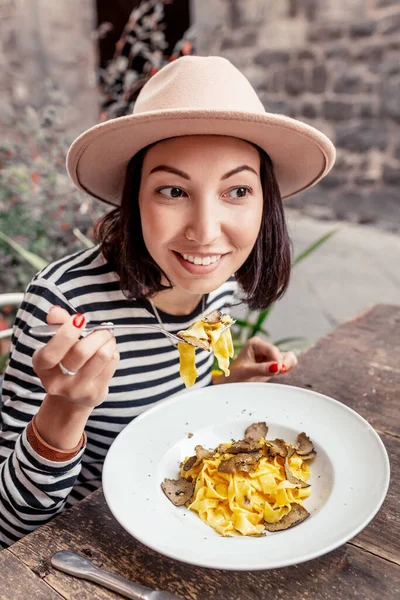 Happy Girl Eating Traditional Tuscan Delicacy Pasta Noodles Fresh Mushrooms — Stock Photo, Image