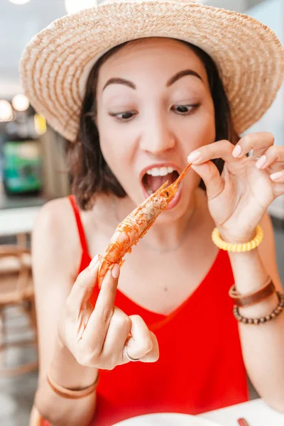 Chica Asiática Divertida Comiendo Camarones Frescos Cocidos Concepto Cocina Mediterránea — Foto de Stock