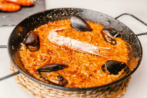 Geleneksel İspanyol balık yemeği paella. Deniz mahsullü pilav