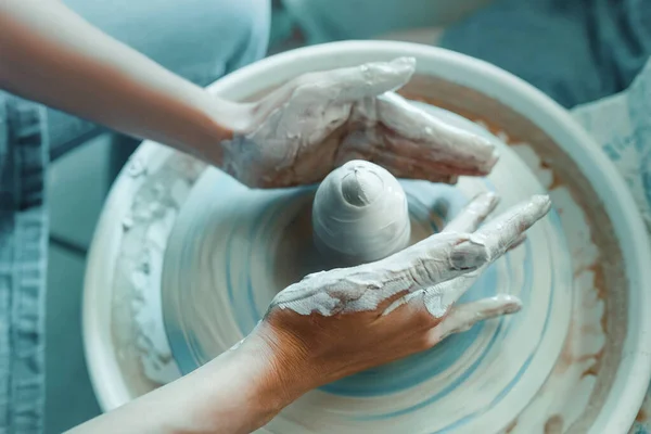 Närbild Kvinnliga Händer Skulptera Lera Potter Hjul Begreppet Hobby Och — Stockfoto