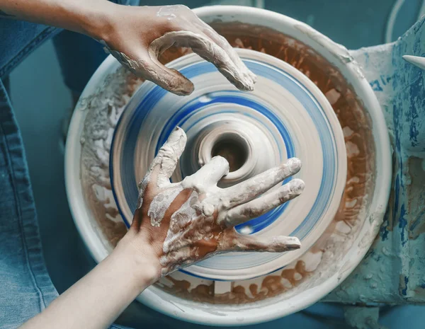 Närbild Kvinnliga Händer Skulptera Lera Potter Hjul Begreppet Hobby Och — Stockfoto