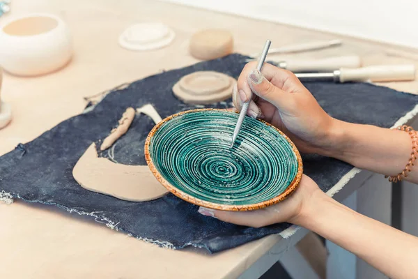 Dívka Řemeslník Pracující Hliněným Výrobkem Prodej Svém Obchodě Pottery Obchodní — Stock fotografie