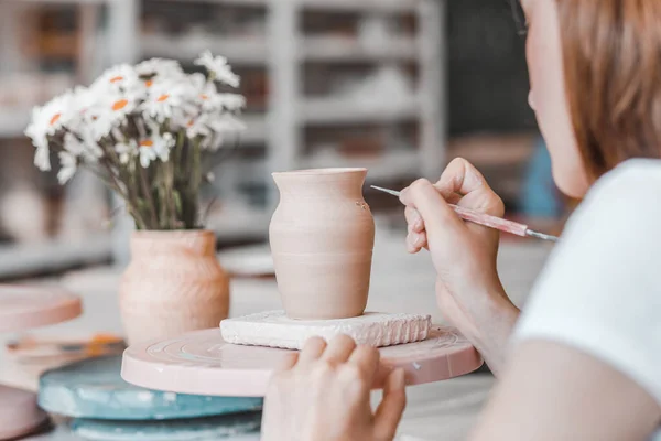 Girl Craftsman Working Earthenware Product Sale Her Shop Pottery Business — Stock Photo, Image