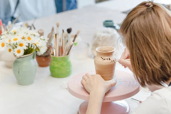 Vrouw Kunstenaar Snijdt Patronen Aardewerk Werkplaats Thuis Het Begrip Vrijheid — Stockfoto