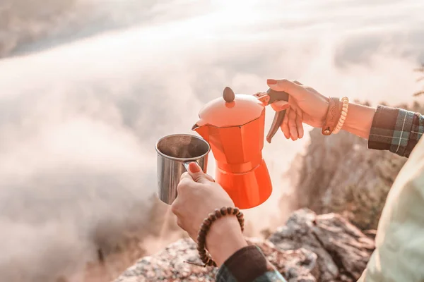 Cafetera Géiser Taza Una Roca Cima Montaña Con Vistas Amanecer — Foto de Stock