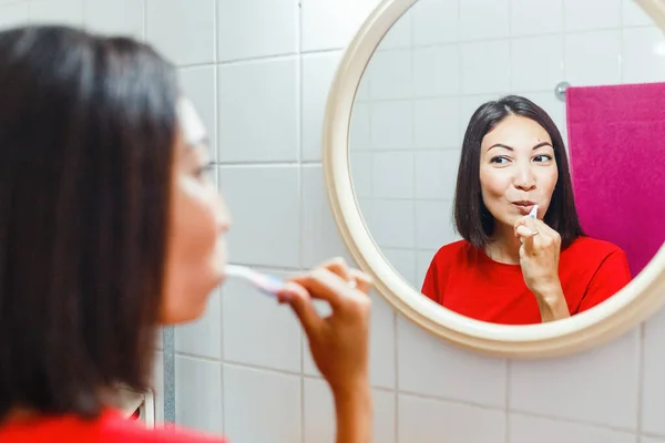 Asian Girl Carefully Brushes Her Teeth Bathroom Home Maintain Oral — Stock Photo, Image
