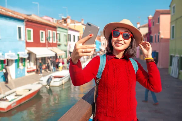 Щаслива Азіатка Подорожує Блогером Роблячи Самовіддану Фотографію Острові Бурано Венеції — стокове фото