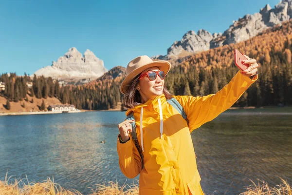 Feliz Chica Asiática Bloguera Viajes Tomando Fotos Selfie Majestuoso Lago — Foto de Stock