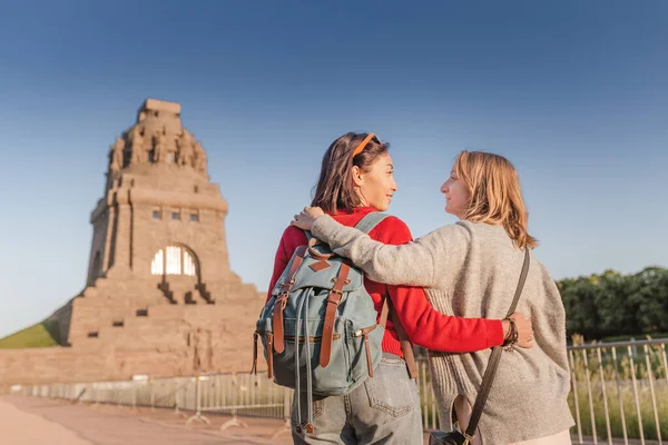 Chicas Amigas Abrazan Caminan Parque Leipzig Cerca Batalla Del Monumento — Foto de Stock