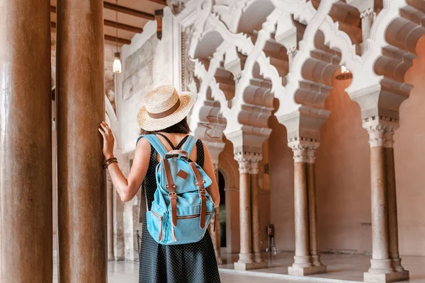 July 2018 Saragoza Spain Tourist Girl Walks Old Moorish Palace — стоковое фото