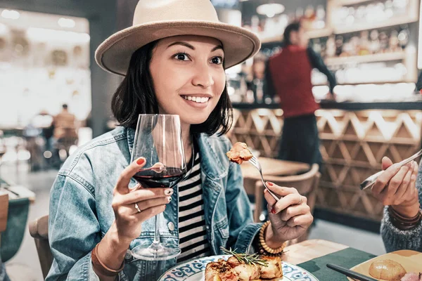 Happy Asian Girl Eats Delicacy Florentine Steak Drinks Tuscan Wine — Stock Photo, Image