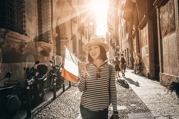 Menina Feliz Andando Pelas Ruas Roma Com Bandeira Italiana Suas — Fotografia de Stock