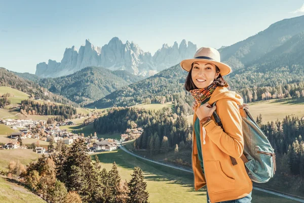 Asijská Dívka Turistka Kráčí Zvláštní Rekreační Stezce Vysoko Horách Alp — Stock fotografie