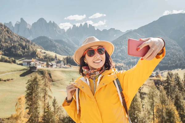 Asyalı Kız Yürüyüşçü Alp Dağlarında Özel Bir Eğlence Parkuru Boyunca — Stok fotoğraf