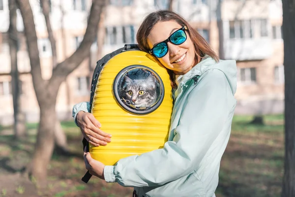 Właścicielka Zwierząt Happy Girl Uśmiecha Się Parku Spacerując Kotem Przyjaźń — Zdjęcie stockowe