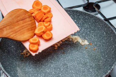 Derin bir tavada kızartılmış havuç. Çorba ya da sebze güveci pişirmek için. .