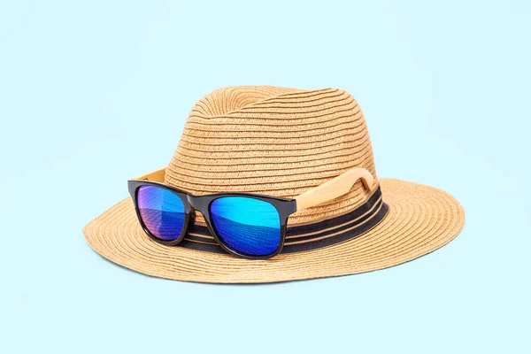 Chapeau Paille Plaisancier Avec Des Lunettes Soleil Isolées Prises Studio — Photo