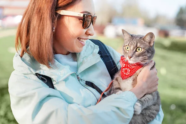 Chica Feliz Sostiene Mascota Sus Brazos Sonríe Mirando Gato Lindo — Foto de Stock