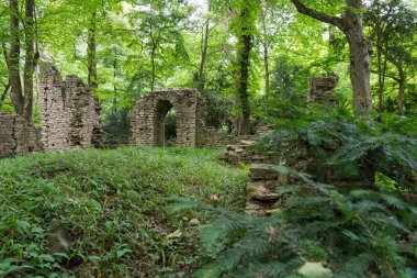 Taş duvarlar harap.