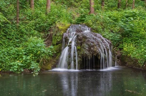 Чистые воды ручья, водопады . — стоковое фото