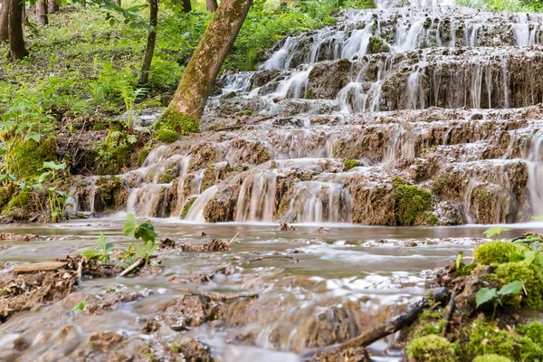 Berrak suları dere, şelaleler.