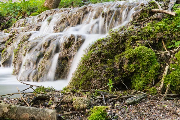 Чистые воды ручья, водопады . — стоковое фото