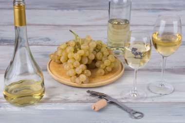 Şarap masanın üstünde..